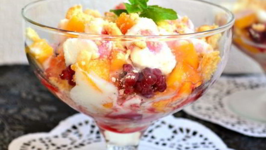 Рецепт десерта из мороженого с персиками и малиной