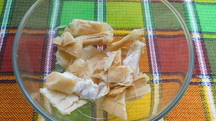 Рецепт десерта из мороженого с персиками и малиной