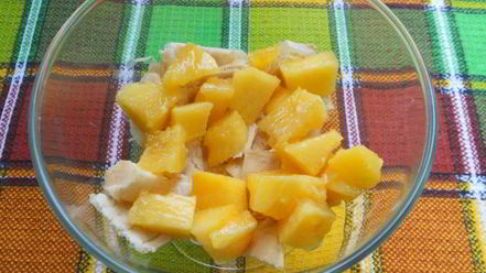 Рецепт десерта из мороженого с персиками и малиной