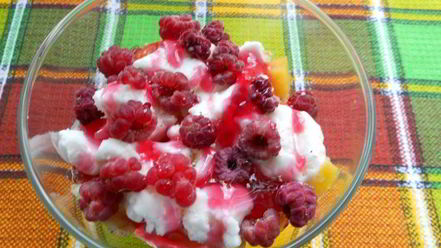 Рецепт десерта из мороженого с персиками и малиной