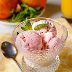 Рецепт Клубничного мороженого на сгущенке