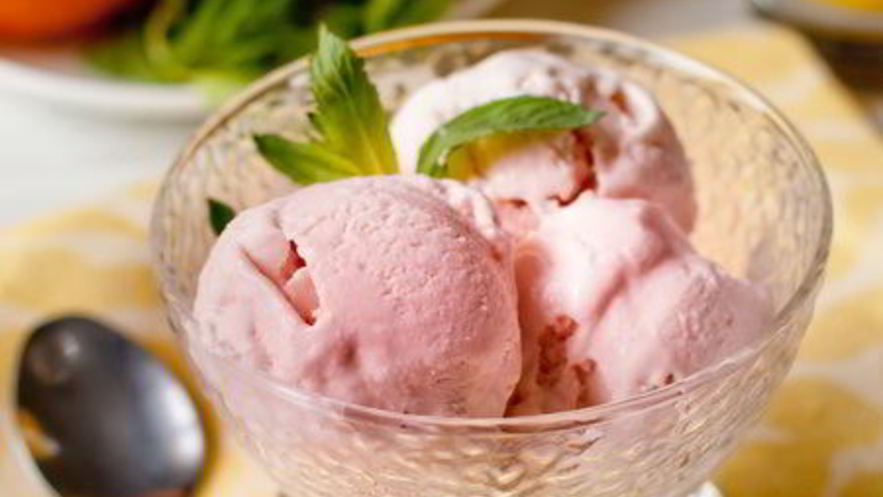 Рецепт клубничного мороженого на сгущенке