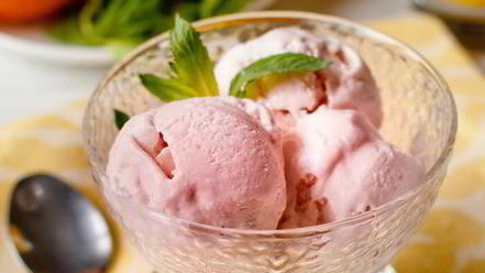 Рецепт клубничного мороженого на сгущенке