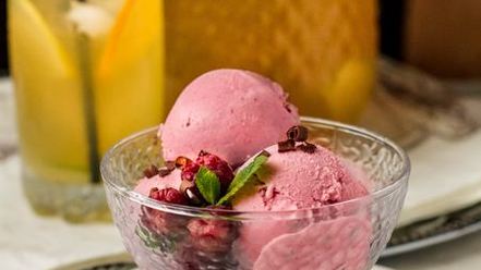 Рецепт малинового мороженого