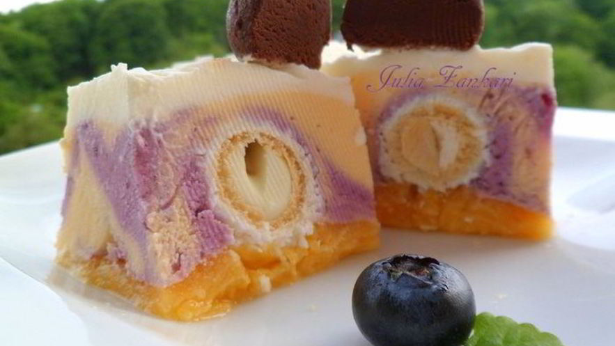 Рецепт мангова-черничного мороженого с конфетами рафаэлло с шоколадными шариками