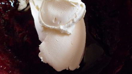 Рецепт мангова-черничного мороженого с конфетами рафаэлло с шоколадными шариками