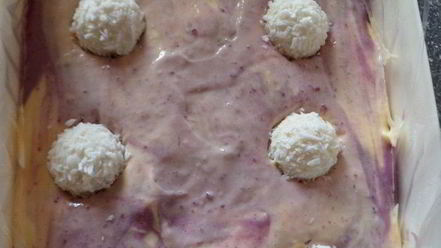 Рецепт мангова-черничного мороженого с конфетами рафаэлло с шоколадными шариками