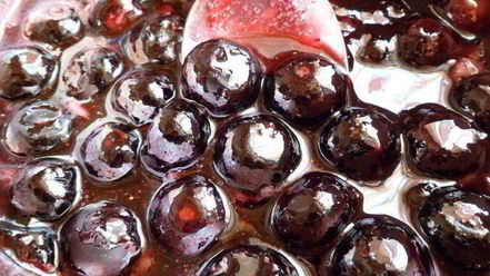 Рецепт мангова-черничного мороженого с конфетами рафаэлло с шоколадными шариками