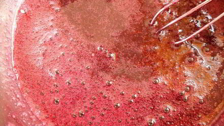 Рецепт мангова-черничного мороженого с конфетами рафаэлло с шоколадными шариками