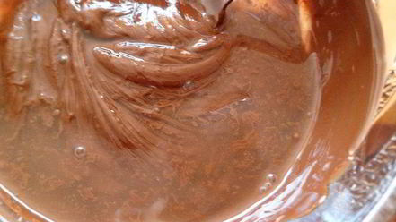 Рецепт мангова-черничного мороженого с конфетами рафаэлло с шоколадными шариками