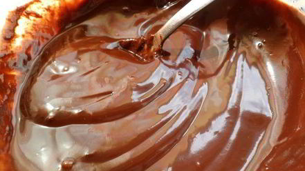 Рецепт мангова-черничного мороженого с конфетами рафаэлло с шоколадными шариками