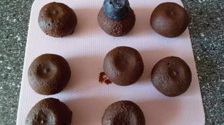 Рецепт мангова-черничного мороженого с конфетами рафаэлло с шоколадными шариками