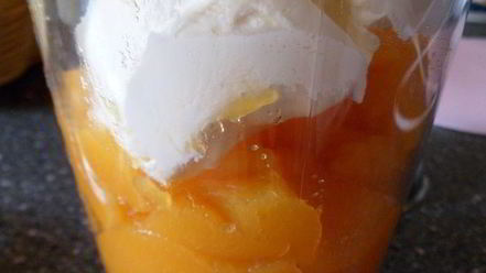 Рецепт мангова-черничного мороженого с конфетами рафаэлло с шоколадными шариками