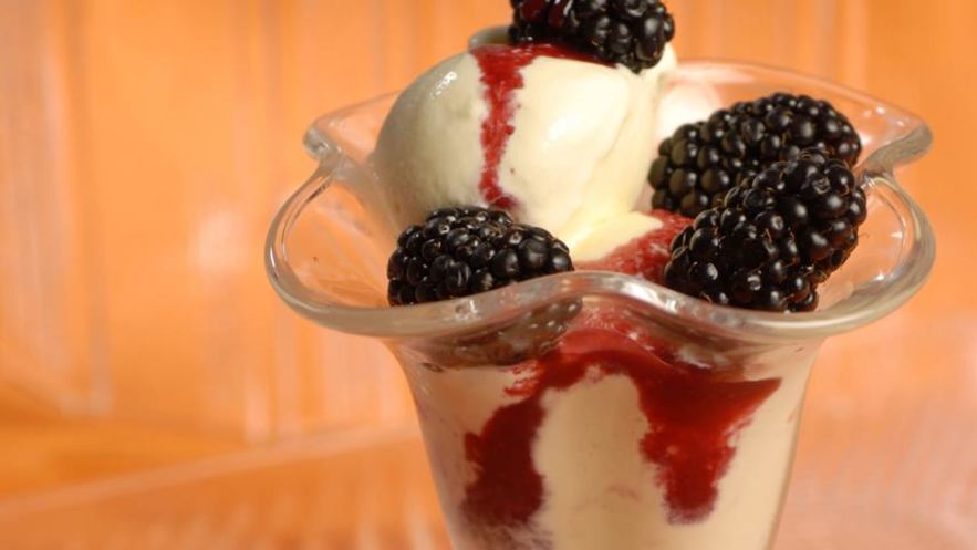 Рецепт мороженого с кулиссой из ежевики