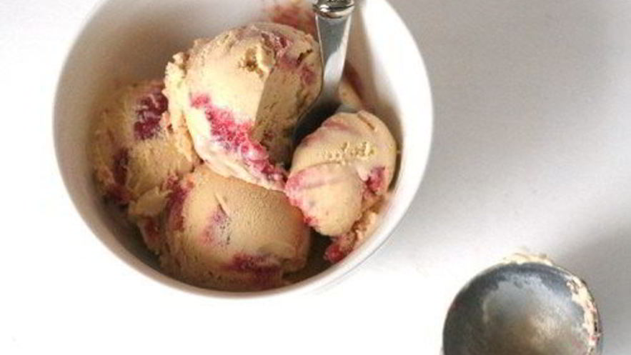 Рецепт мороженого с тростниковым сахаром и клубнично-ревенной прослойкой
