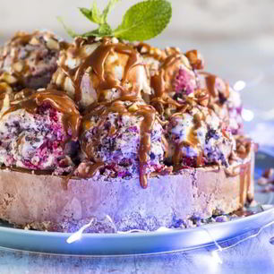 Рецепт Торта-мороженого с малиной, миндалем и карамелью