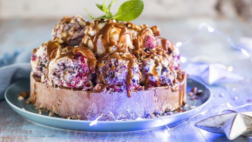 Рецепт торта-мороженого с малиной, миндалем и карамелью