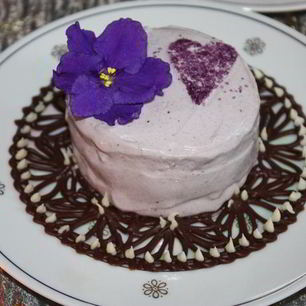 Рецепт Ванильного мороженого с чернично-фиалковым ароматом на шоколадном блюдце