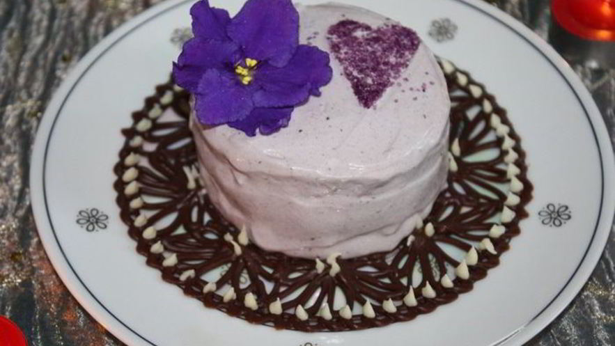 Рецепт ванильного мороженого с чернично-фиалковым ароматом на шоколадном блюдце