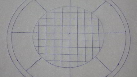 Рецепт ванильного мороженого с чернично-фиалковым ароматом на шоколадном блюдце