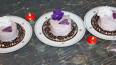 Рецепт ванильного мороженого с чернично-фиалковым ароматом на шоколадном блюдце