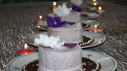 Рецепт ванильного мороженого с чернично-фиалковым ароматом на шоколадном блюдце