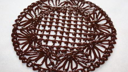 Рецепт ванильного мороженого с чернично-фиалковым ароматом на шоколадном блюдце