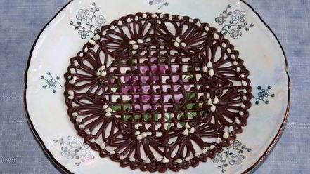 Рецепт ванильного мороженого с чернично-фиалковым ароматом на шоколадном блюдце