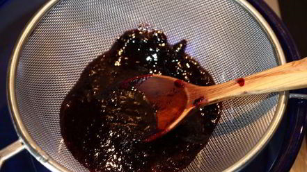 Рецепт ванильного мороженого с чернично-фиалковым ароматом на шоколадном блюдце