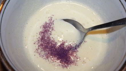 Рецепт ванильного мороженого с чернично-фиалковым ароматом на шоколадном блюдце