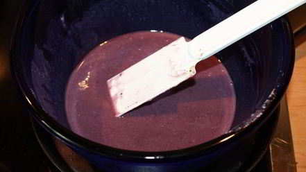 Рецепт ванильного мороженого с чернично-фиалковым ароматом на шоколадном блюдце