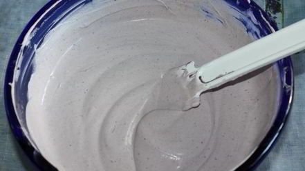 Рецепт ванильного мороженого с чернично-фиалковым ароматом на шоколадном блюдце