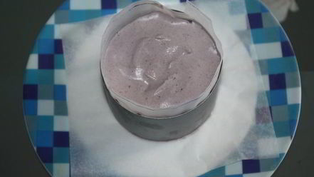 Рецепт ванильного мороженого с чернично-фиалковым ароматом на шоколадном блюдце