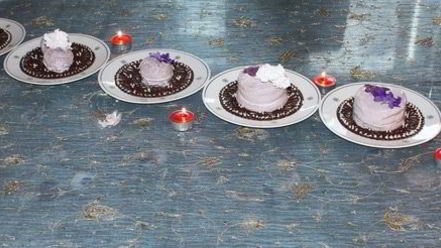 Рецепт ванильного мороженого с чернично-фиалковым ароматом на шоколадном блюдце