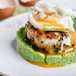 Рецепт Фишкейка из лосося с яйцом-пашот и муссом из зеленого горошка