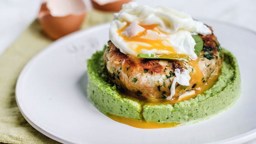 Рецепт фишкейка из лосося с яйцом-пашот и муссом из зеленого горошка