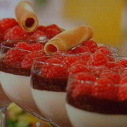 Рецепт Мусса апельсиново-марципановый с острым шоколадным соусом и малиной