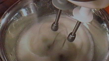 Рецепт мусса апельсиново-марципановый с острым шоколадным соусом и малиной