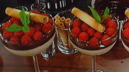 Рецепт мусса апельсиново-марципановый с острым шоколадным соусом и малиной