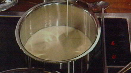 Рецепт мусса апельсиново-марципановый с острым шоколадным соусом и малиной