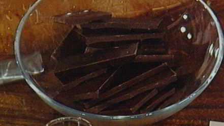 Рецепт мусса апельсиново-марципановый с острым шоколадным соусом и малиной