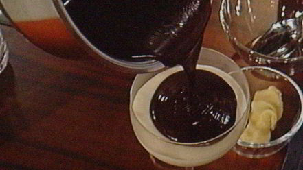 Рецепт мусса апельсиново-марципановый с острым шоколадным соусом и малиной