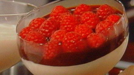 Рецепт мусса апельсиново-марципановый с острым шоколадным соусом и малиной