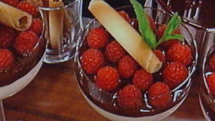 Рецепт мусса апельсиново-марципановый с острым шоколадным соусом и малиной