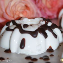 Рецепт Мусса молочного с шоколадным соусом