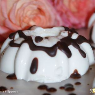 Рецепт Мусса молочного с шоколадным соусом