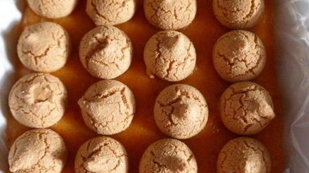 Рецепт мусса-желе из хурмы, черимойи и амареттини под крем-фрешем