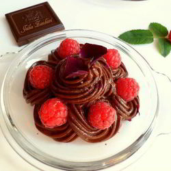 Рецепт Шоколадного крема-мусса из авокадо с малиной, лепестками роз и мятой