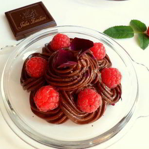 Рецепт Шоколадного крема-мусса из авокадо с малиной, лепестками роз и мятой