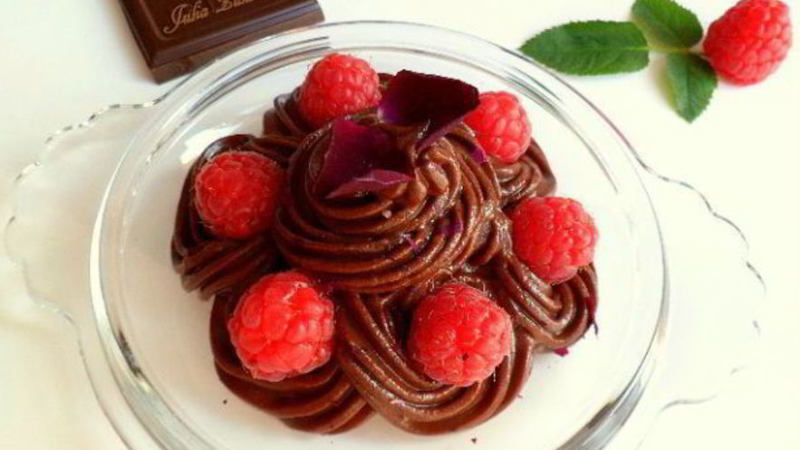 Рецепт шоколадного крема-мусса из авокадо с малиной, лепестками роз и мятой